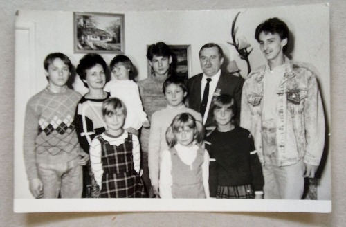 Wałęsa z rodziną [fotografia z 1988 roku, autograf na odwrocie]