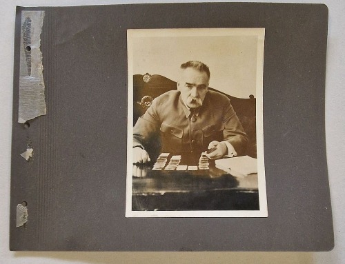 [Fotografia 8] Marszałek J. Piłsudski stawiający pasjansa w 1929 roku.