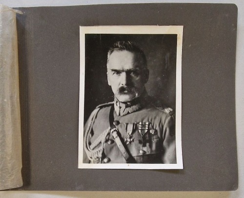 [Fotografia 13] Portret Józefa Piłsudskiego z orderami, en fas [aut. Witold Pikiel]