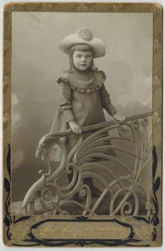 [Fotograf] Sacher Paul, Świdnica – portret Alicji Glinczanki [ok 1917?]