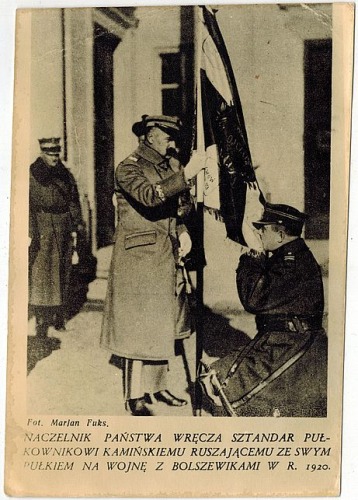 Naczelnik Państwa wręcza sztandar pułkownikowi Kamińskiemu [fot. Marjan Fuks]