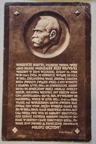 Plakieta ku czci Marszałka Józefa Piłsudskiego.