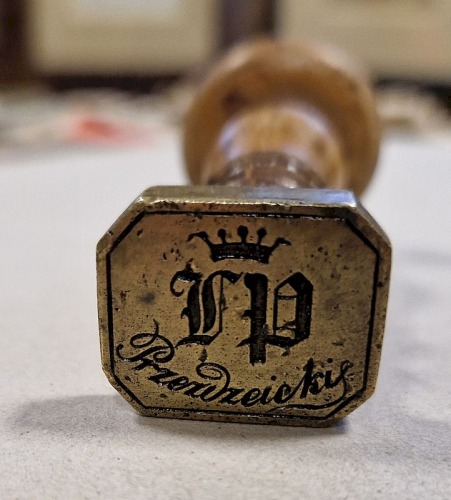 Tłok pieczętny na nazwisko Przeździecki.